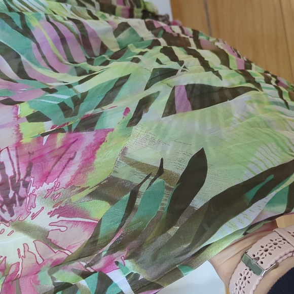 Gorgeous Olsen vacation sheer top - Picture 4 of 5